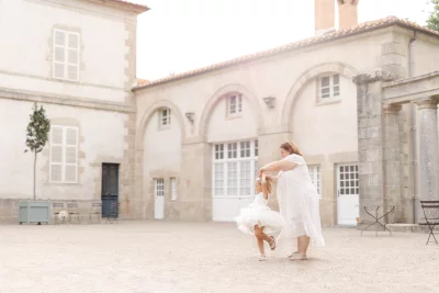 cour robe mariage gris château